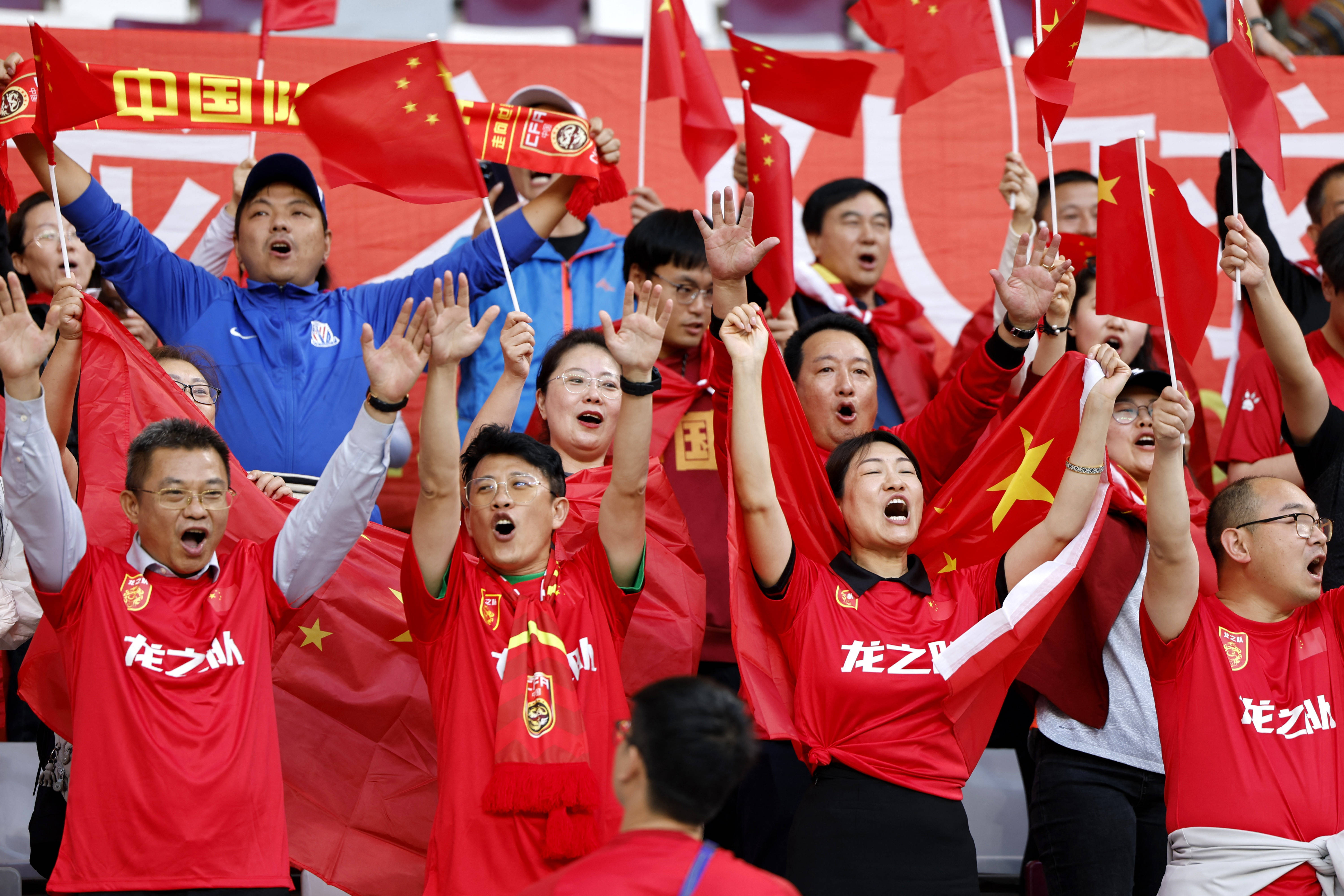 一场经典之战!LPL点燃球迷热情 一场经典之战!LPL点燃球迷热情