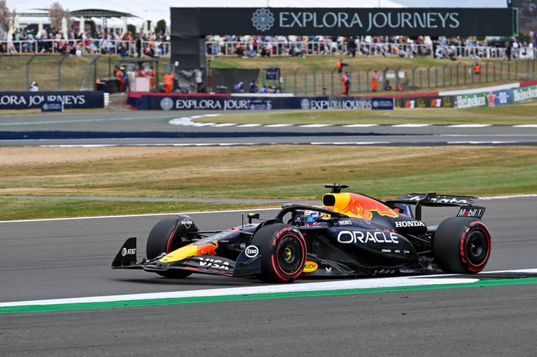 哈斯车队碾压威廉姆斯，维斯塔潘点燃赛场