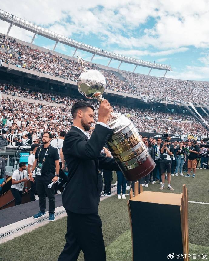 戴维斯杯轻取拉沃尔杯，德约科维奇点燃赛场