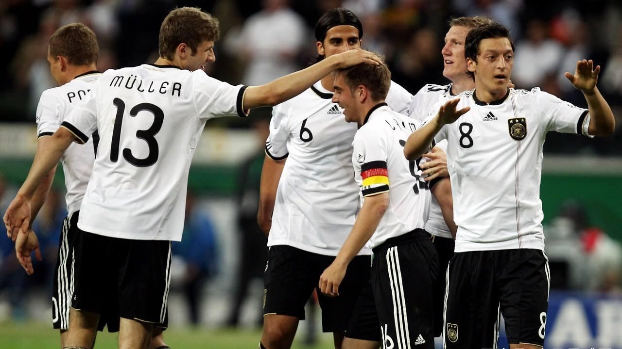 德国队完胜日本队，黄鸭组合点燃赛场