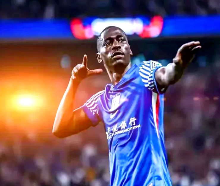 球队后卫表现抢眼，成功挑战对手